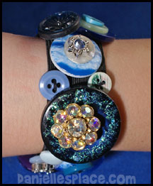 Button Bracelet Craft - Blue www.daniellesplace.com