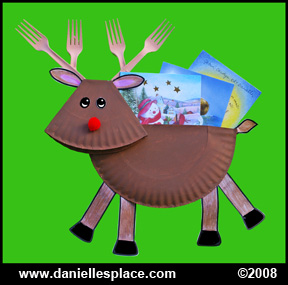 Paper Plate Reindeer Christmas Card Holder Craft Kids Can Make www.daniellesplace.com